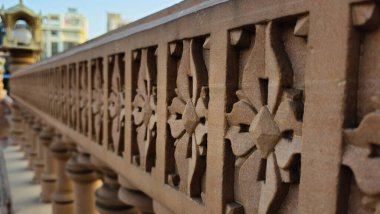 Barselona şehrinde taş bir çitin ayrıntıları