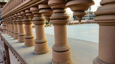 Dubai 'deki binanın ahşap merdivenleri.