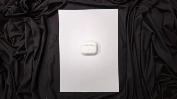 Siyah arkaplan üzerine boş beyaz kağıt