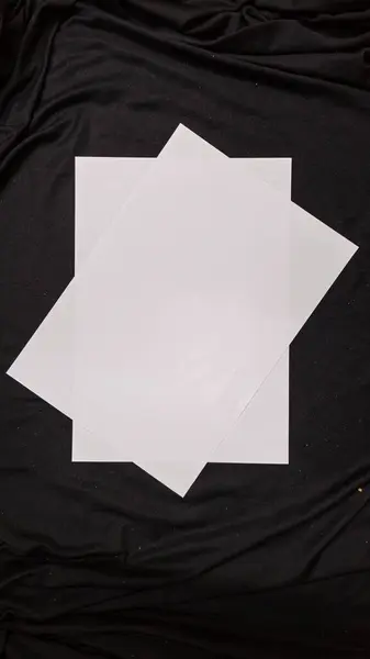 Arka planda gölgeler olan siyah beyaz bir kağıt. Dünya konsepti, gün..