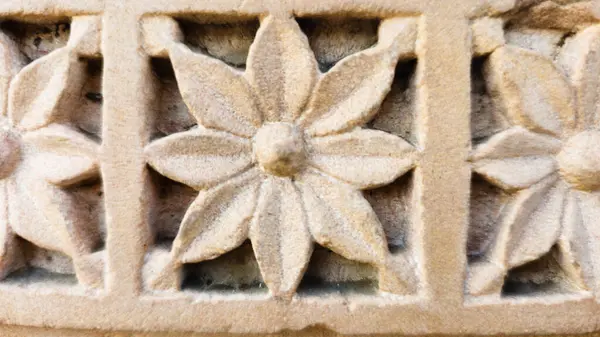 Kilisedeki eski taş duvar