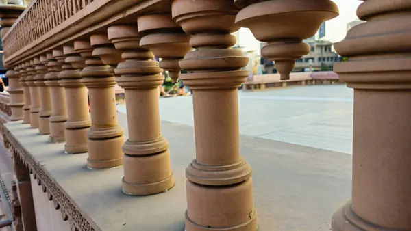 Dubai 'deki binanın ahşap merdivenleri.