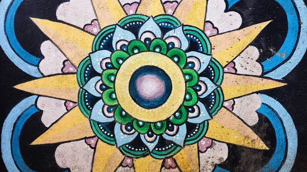 Duvarda renkli mozaik