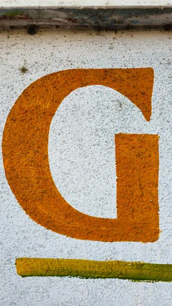 Evin duvarına yazılan alfabenin g harfi.