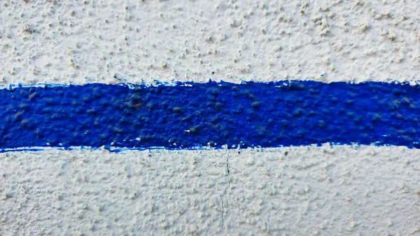 Duvarda mavi boya izi var.