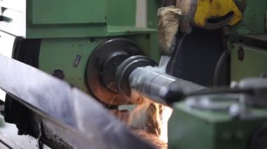 Bir fabrikadaki makinenin yakın plan görüntüsü.