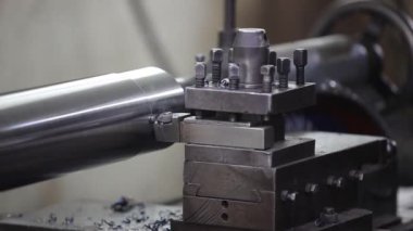 Metal kesici bir aletle metal kesen torna makinesi. Endüstriyel merhaba - teknoloji üretim ve makine merkezi