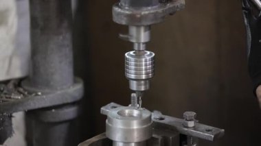 bir atölyedeki metal parçalarının süreci.