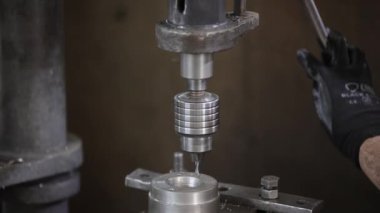 Bir atölyede metal matkap