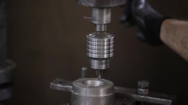 Atölyedeki metal işlemi.