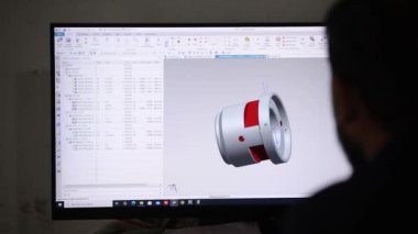 Teknik tasarım stüdyosunda çalışan mühendis