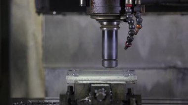 Fabrikadaki cnc metal değirmen makinesi.