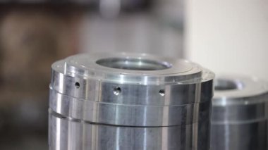 Metal cnc makinesi çeliği çelik parçalarıyla kesiyor. yüksek kaliteli fotoğraf