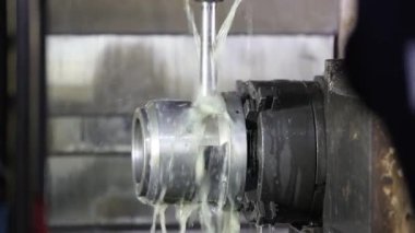 Atölyedeki metal üretimi süreci.