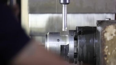 Atölyedeki metal boruyu kapat.