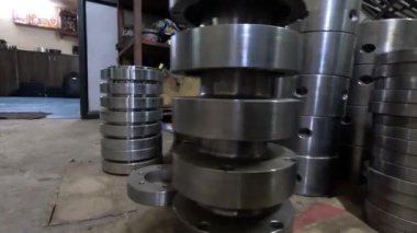 Metal parçalarının işlenmesi için metal işleme makinesi.