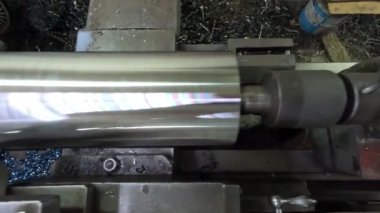 Fabrikadaki metal borunun işleyişi.