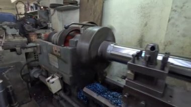Metal kesme işlemi. kesme makinesi.