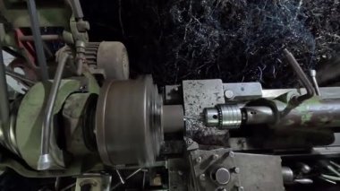 Fabrikadaki metal kesme makinesi. kesme makinesi.