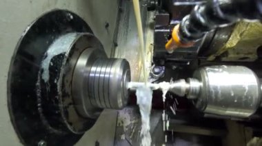 Bir CNC makinesi yapma süreci. Metal kesimiyle makineyi kapat. cnc makinesi cnc makinesine dönüşüyor
