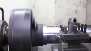 CNC Torna Makinesi. Metal kesme işlemi için. Kesme makinesi metali kesiyor. Merhaba, teknoloji. makine merkezi
