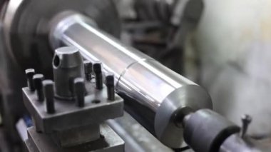 Modern metal makine. Metal parçalarının endüstriyel üretimi.