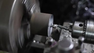 Bulanık bir arkaplanda, bulanık hareketli metal bir makinenin yakın çekim görüntüsü