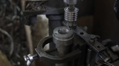 Masadaki metal boru.