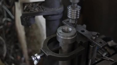 Metal bir makineye yakın çekim