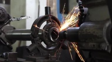 Atölyedeki işçi, metal parçaları üretiminde çalışıyor, yakın çekim.,