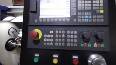 Makine metali kesiyor.