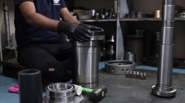 Metal öğütücüyle çalışan işçi