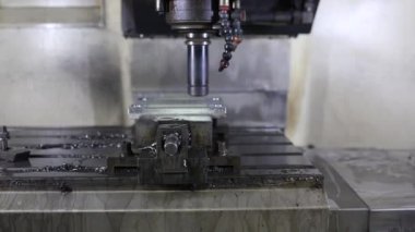 Cnc makinesi fabrikada çeliği kesiyor.