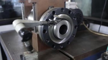 Fabrikadaki torna makinesi..