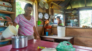 Nikaragua Orta Amerika 'daki yerli ve Afro-Karayiplerdeki kulübesinde yemek pişiren zenci kadın.