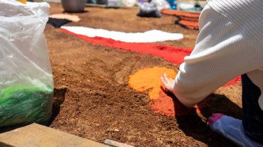 Leon Nikaragua 'da ihtiraslı talaş halılarının yapımına katılan tanınmamış bir genç.