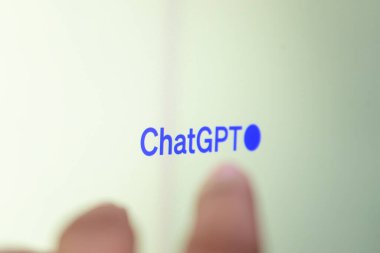 Masaüstü ekranında el işaretli ChatGPT logosu