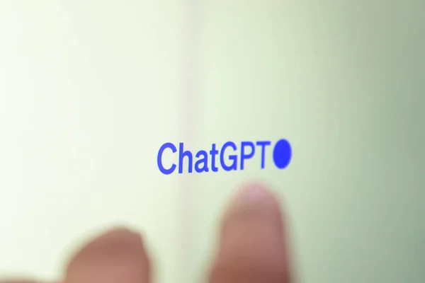 Mão Apontando Exibição Logotipo Chatgpt Uma Tela Desktop — Fotografia de Stock