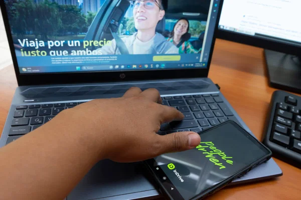 Latino Homem Saudando Táxi Seu Laptop Aplicativo Móvel Indrive — Fotografia de Stock