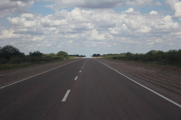 Infinite Perspective Desert Road Cloudy Daylight — Stockfoto