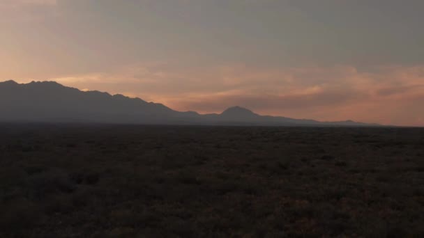 Gün Batımında Yarı Çöl Yabanı Üzerinde Hava Görüntüsü — Stok video