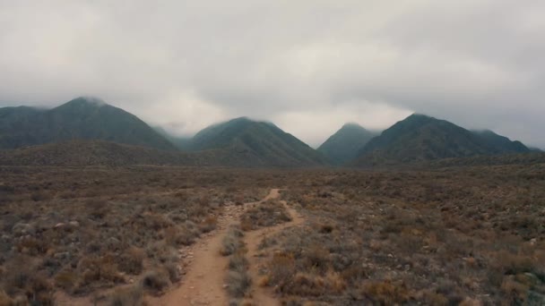 多云的日子飞越沙漠和山区 无人机4K视频 — 图库视频影像
