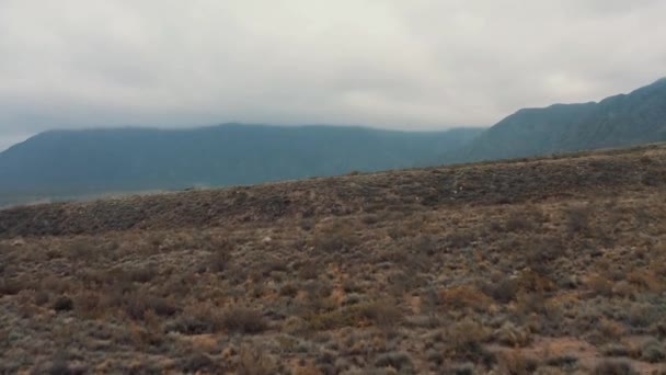Vuelo Sobre Desierto Zona Montañosa Día Nublado Drone Video — Vídeos de Stock