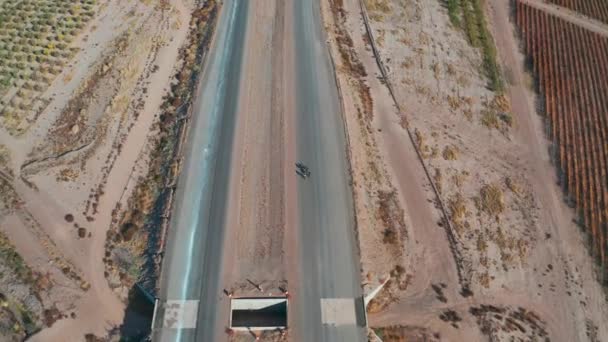 Tiro Aéreo Siguiendo Grupo Ciclistas Una Ruta Por Desierto Drone — Vídeos de Stock