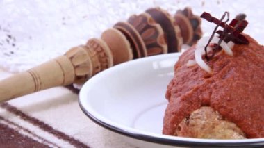 Atuhentic chile relleno, acı soslu doldurulmuş poblano biberi..