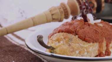 Atuhentic chile relleno, acı soslu doldurulmuş poblano biberi..