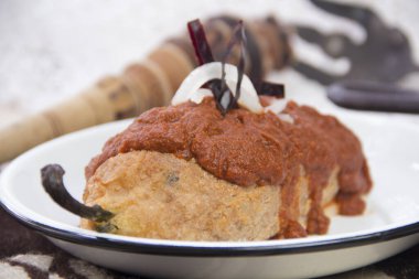 Baharatlı adobo soslu Şili capeado, poblano biberi ve acı biber sosu, yakın plan..