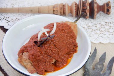 Otantik Meksika yemeği acılı adobo soslu Şili capeado, Chipotle acı soslu poblano biberi..