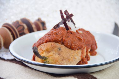 Baharatlı adobo soslu otantik Şili capeado, doldurulmuş poblano biberi ve chipotle sosu..