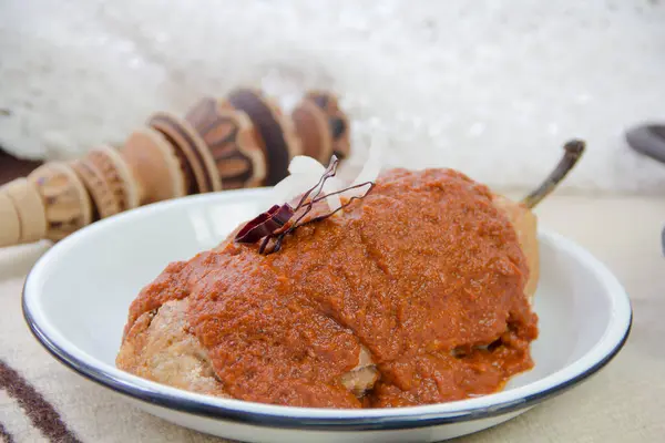 Aadobo soslu Şili capeado, poblano biberi ve acı soslu chipotle..